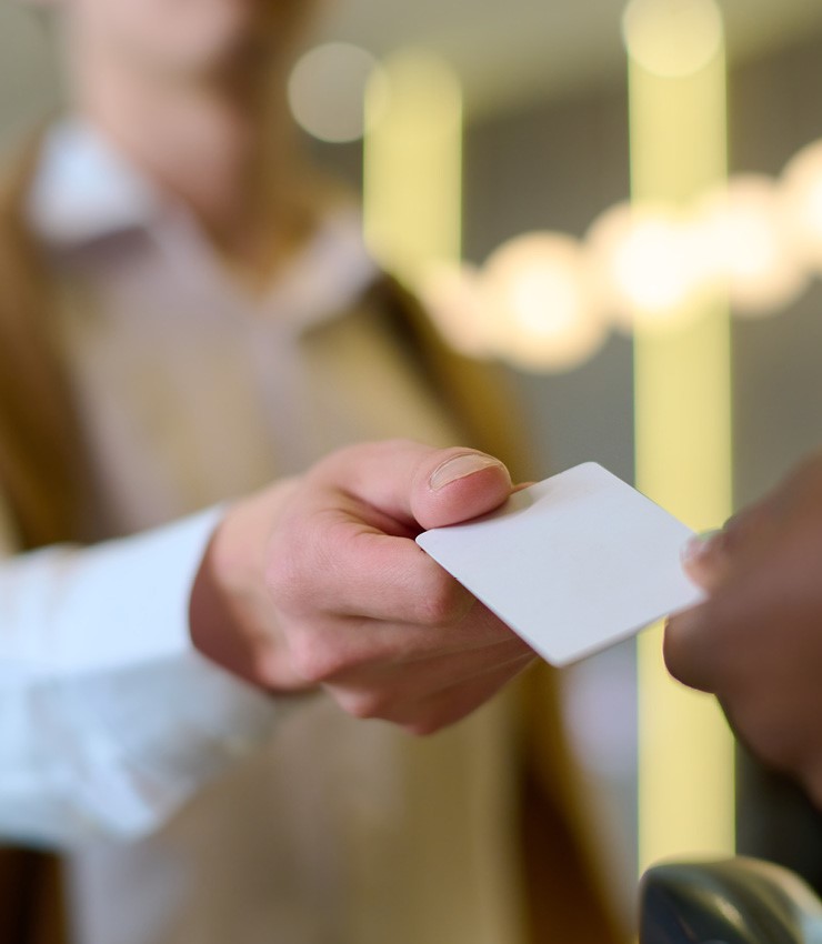 Une carte-clé remise à un hôte