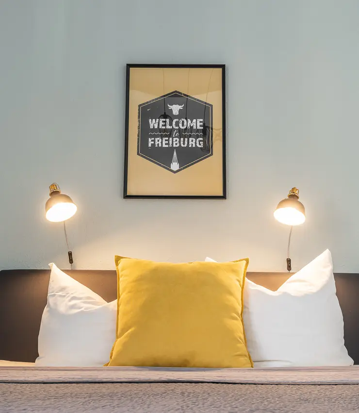 Ein gemütlich aussehendes Kissen auf einem Bett